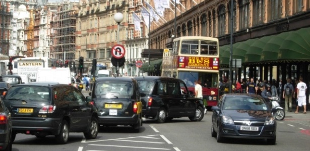 Em Londres, desde 2003 é cobrada taxa para quem trafega com seu veículo particular por uma área de 45 km², no centro da cidade. - Stephen McKay/Creative Commons