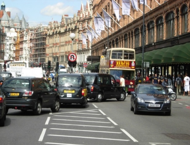 Congestionamento em Brompton Road na área central de Londres, Inglaterra, cidade que adotou o pedágio urbano em 2003 - Stephen McKay/Creative Commons
