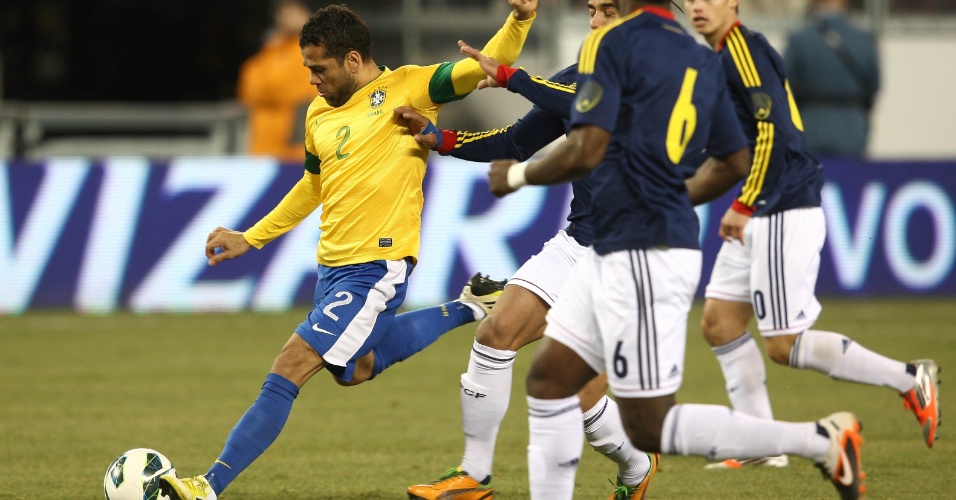 Daniel Alves afasta o perigo durante o amistoso entre Brasil e Colômbia, em Nova Jersey, nos Estados Unidos