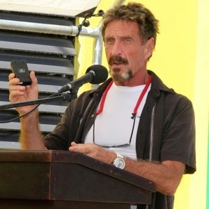Em foto de 8 de novembro de 2012, John McAfee faz apresentação durante cerimônia em Ambergris Caye - Ambergris Today Online-Sofia Munoz/AP 