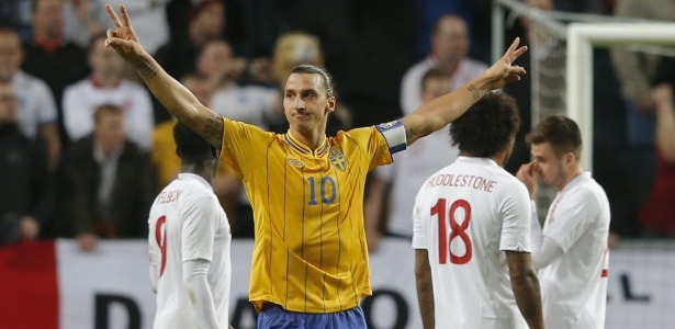 Ibrahimovic comemora após marcar gol da Suécia em amistoso contra a Inglaterra - Phil Noble/REUTERS