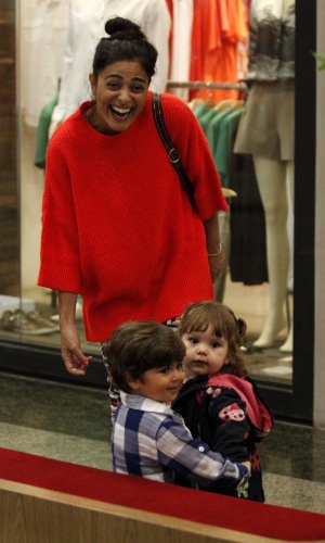  Juliana Paes leva o filho Pedro para brincar em shopping e Pedro é abraçado por amiguinha (13/11/12) 