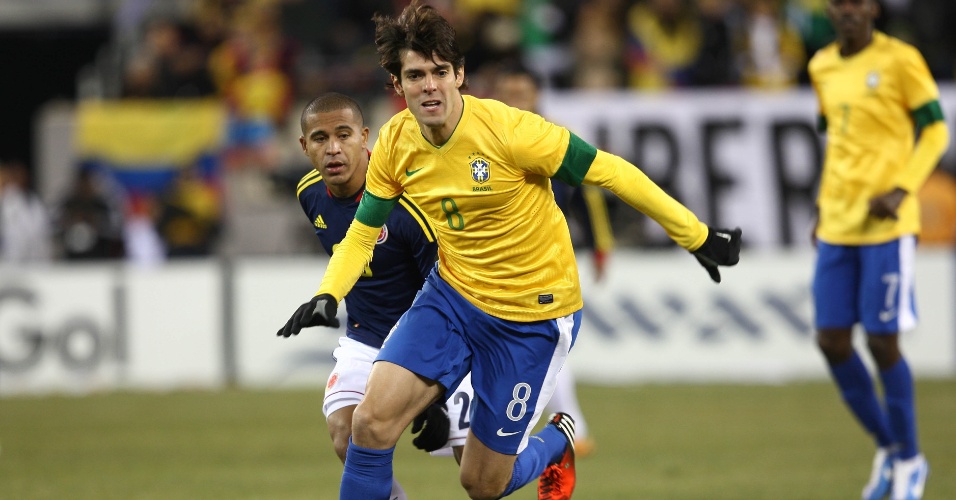 Kaká arranca com a bola durante o amistoso entre Brasil e Colômbia, em Nova Jersey, nos Estados Unidos