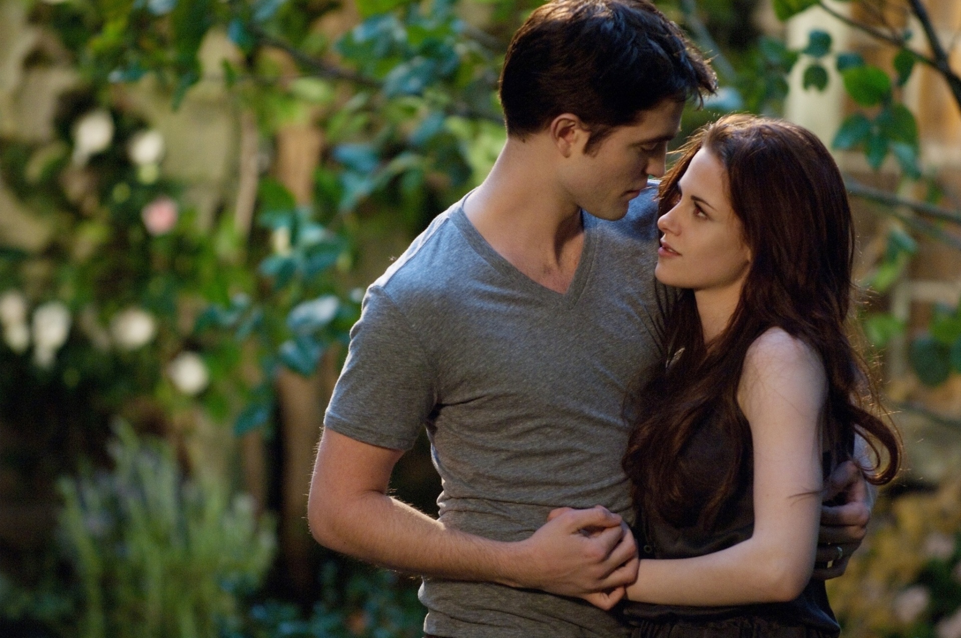 Kristen Stewart e Robert Pattinson em cena de "A Saga Crepúsculo: Amanhecer - Parte 2" (2012) - Divulgação