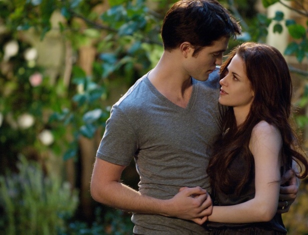 Kristen Stewart e Robert Pattinson em cena de "A Saga Crepúsculo: Amanhecer - Parte 2" (2012) - Divulgação