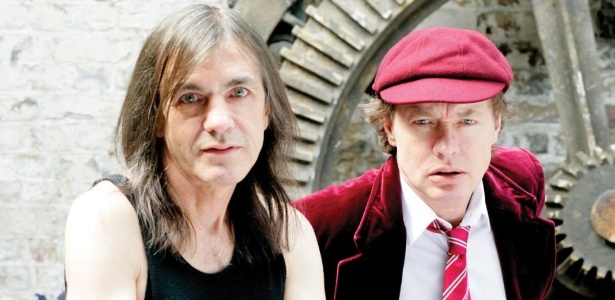 Malcom Young (esq.), que anunciou sua saída do AC/DC por problemas de saúde, ao lado do ex-companheiro de banda Angus Young - Divulgação