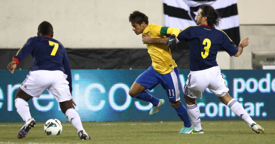 Neymar tenta escapar da marcação de Yepes durante o amistoso entre Brasil e Colômbia, em Nova Jersey, nos Estados Unidos