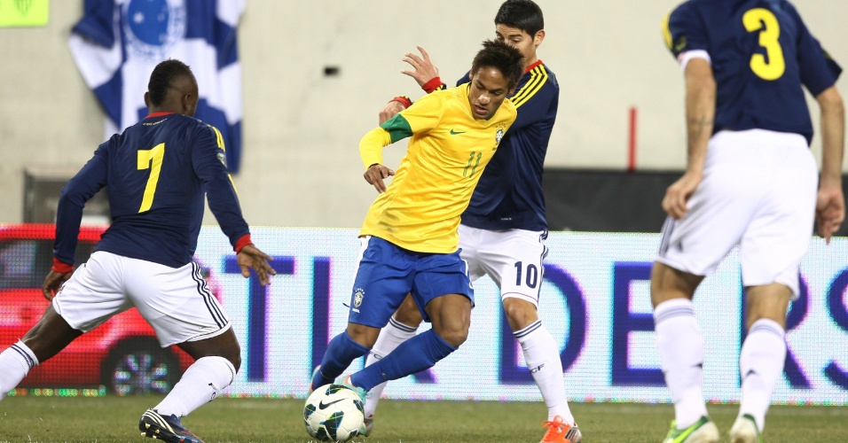 Neymar tenta escapar da marcação durante o amistoso entre Brasil e Colômbia, em Nova Jersey, nos Estados Unidos