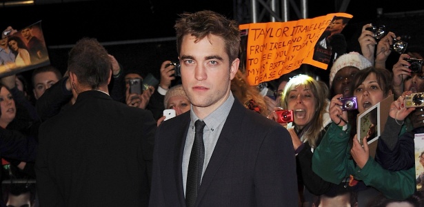 O ator Robert Pattinson posa para fotos na pré-estreia de "A Saga Crepúsculo: Amanhecer - Parte 2" em Londres (14/11/2012) - Stuart Wilson/Getty Images