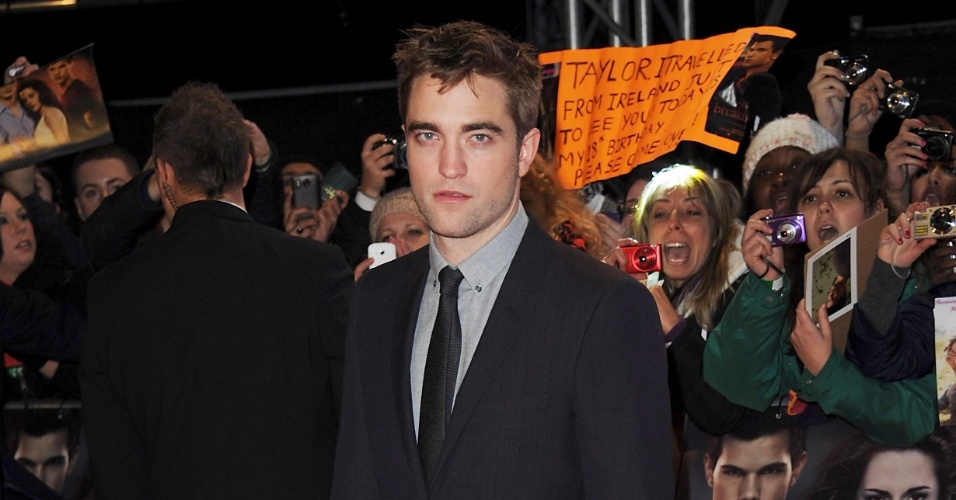 O ator Robert Pattinson posa para fotos na pré-estreia de "A Saga Crepúsculo: Amanhecer - Parte 2" em Londres (14/11/2012)