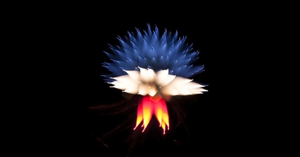 O fotógrafo canadense David Johnson recentemente participou de um festival internacional de fogos de artifício em Ottawa, mas decidiu mudar a forma como costuma capturar imagens - David Johnson/BBC