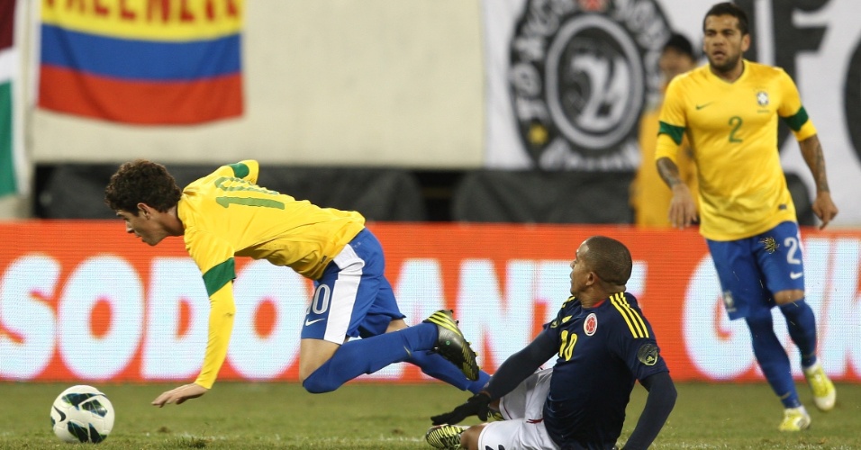 Oscar é derrubado com carrinho durante o amistoso entre Brasil e Colômbia,em Nova Jersey, nos Estados Unidos
