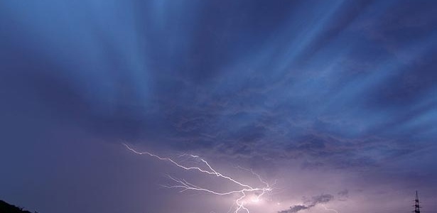 Os relâmpagos que ocorrem entre as nuvens e o solo são chamados de raios. A corrente elétrica de um raio pode alcançar 20 mil amperes - o que corresponde a mil chuveiros elétricos. - Rainer Knapper/Art Libre
