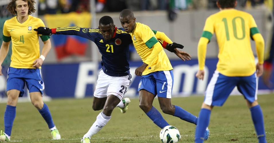Ramires disputa jogada com Jackson Martínez durante o amistoso entre Brasil e Colômbia, nos Estados Unidos
