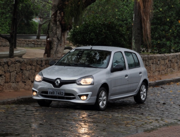 Renault Clio numa manhã chuvosa no Rio de Janeiro: re-estilização "copiou" nova identidade da marca  - Murilo Góes/UOL