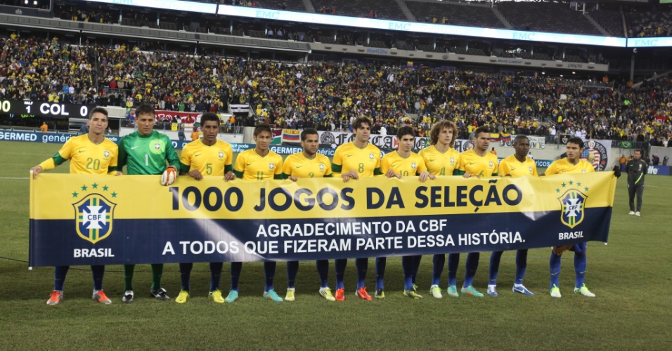 Seleção brasileira posa com faixa celebrando o jogo 1000 da equipe, contra a Colômbia, nos Estados Unidos
