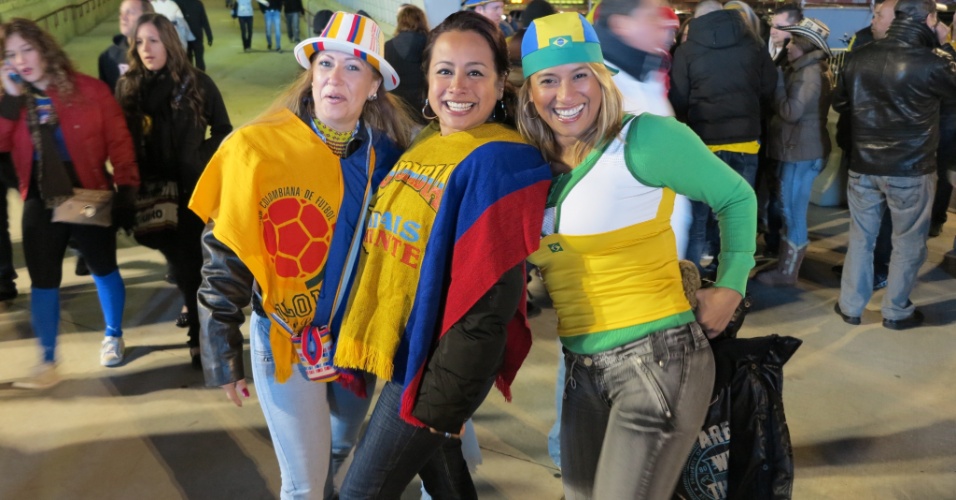 Torcedores posam para foto antes do início do amistoso entre Brasil e Colômbia, em Nova Jersey