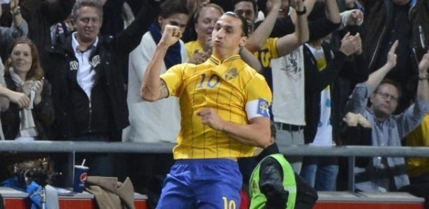 Ibrahimovic comemora após marcar gol da Suécia em amistoso contra a Inglaterra - Claudio Bresciani/EFE