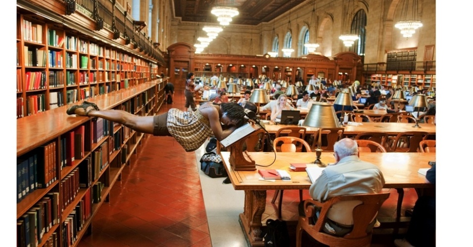 A foto bem humorada foi feita dentro de uma biblioteca pública em Nova York e todas as pessoas no fundo foram pegas de surpresa pela pose da dançarina. "Eu tentei ressaltar recortes da vida que são facilmente reconhecidos e preenchê-los com alegria e paixão", conta o fotógrafo - Jordan Matter. Do livro "Dancers Among Us: A Celebration of Joy in the Everyday"