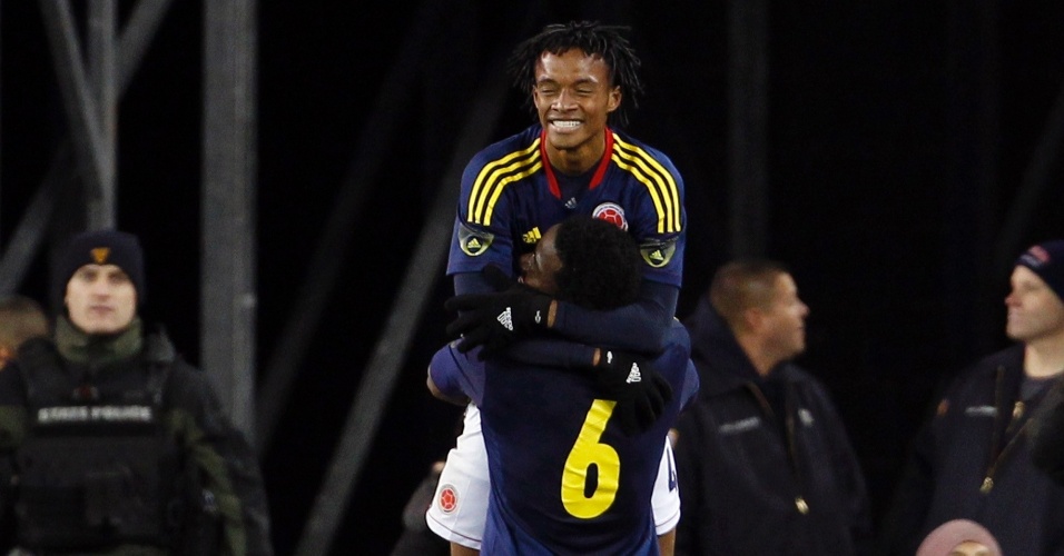 Cuadrado é abraçado por Sánchez após marcar para a Colômbia no amistoso contra o Brasil, nos Estados Unidos