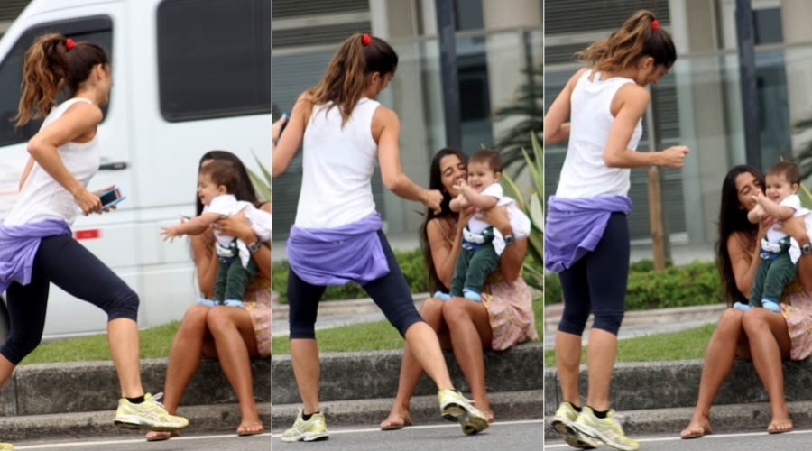 Cynthia Howlett brinca com o filho durante passeio pela orla do Leblon, na zona sul do Rio (15/11/2012)