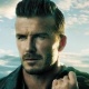 De jaqueta de couro, cara de mau e com um avião ao fundo, David Beckham posa para a nova campanha da marca de relógios Breitling (novembro/2012) - Divulgação
