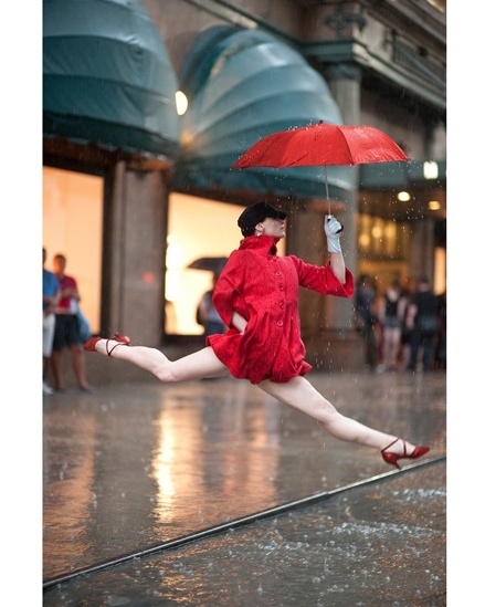 Esta dançarina fez 94 vezes o mesmo movimento em meio a uma chuva torrencial. Mas o esforço valeu a pena e a imagem estampa a capa do livro - Jordan Matter. Do livro "Dancers Among Us: A Celebration of Joy in the Everyday"