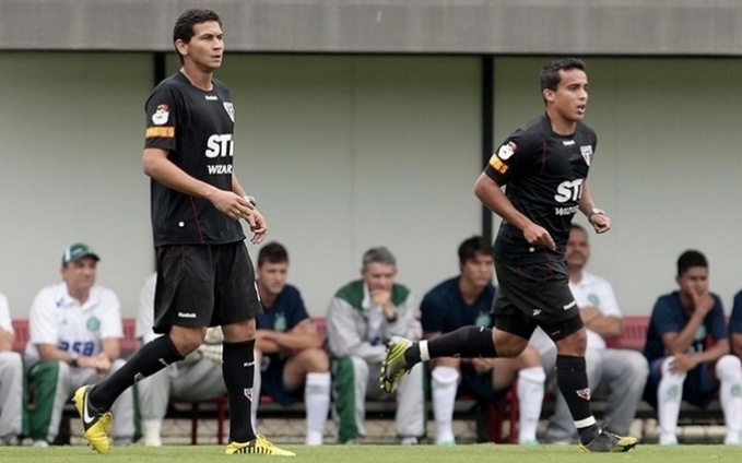 Ganso e Jadson durante jogo-treino contra o Guarani nesta quinta-feira