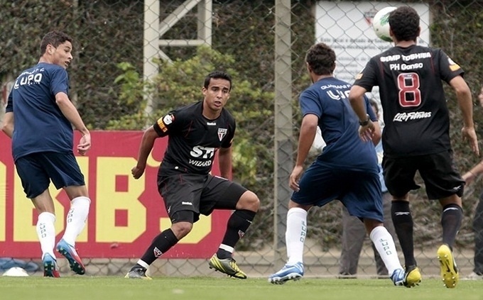 Ganso e Jadson participam de jogada durante jogo-treino contra o Guarani
