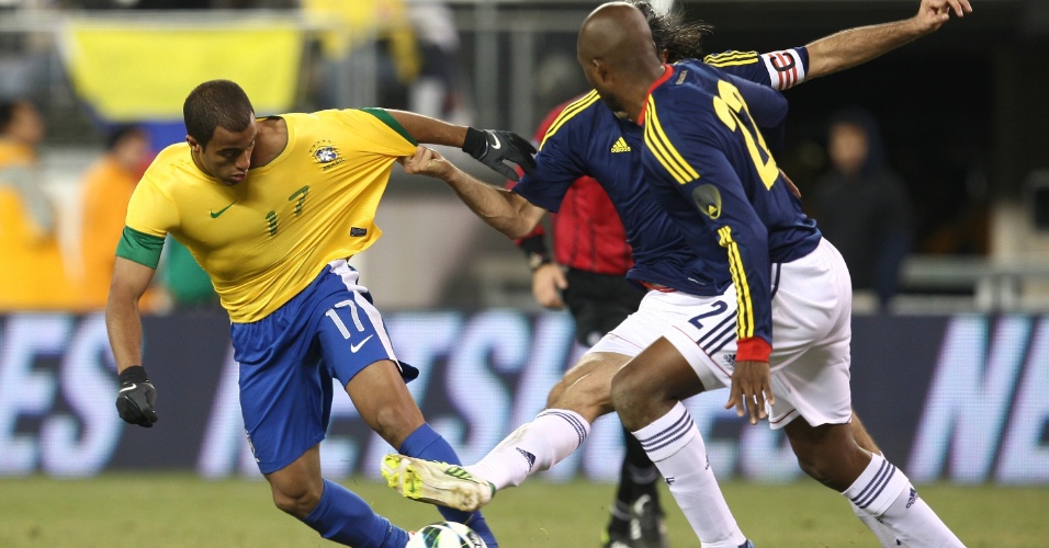 Lucas é agarrado pela camisa durante o jogo entre Brasil e Colômbia, em Nova Jersey, nos Estados Unidos