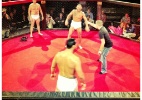 Lutador 'fanfarrão' veste fralda e faz exibição de sumô no treino aberto do UFC 154 