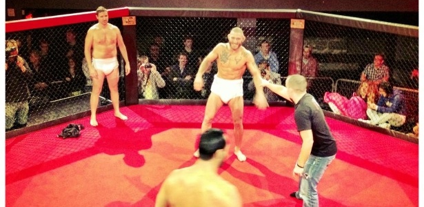 Lutador do UFC Tom Lawlor inova e faz apresentação de sumô durante o treino aberto - Reprodução/Twitter