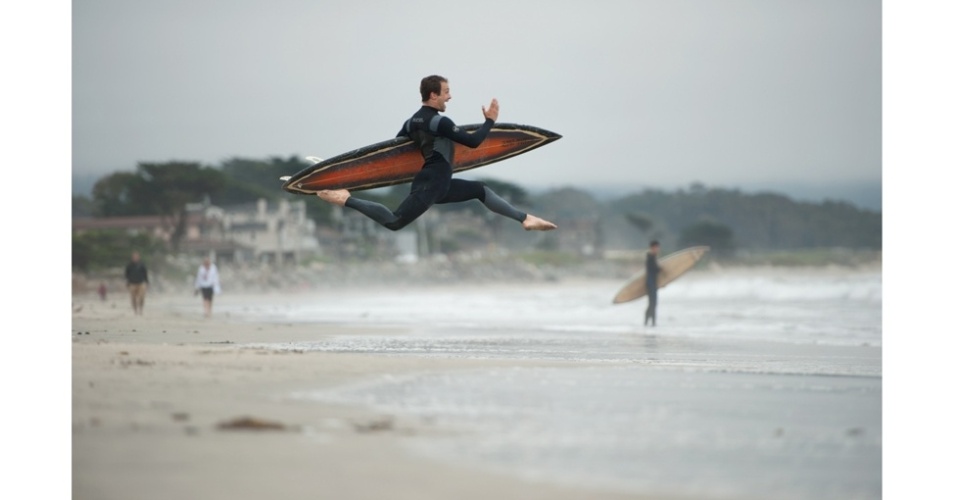 Mas nem todas as fotos foram feitas em grandes metrópoles. Este surfista voador foi fotografado na pequena cidade de Half Moon Bay, na Califórnia - Jordan Matter. Do livro "Dancers Among Us: A Celebration of Joy in the Everyday"