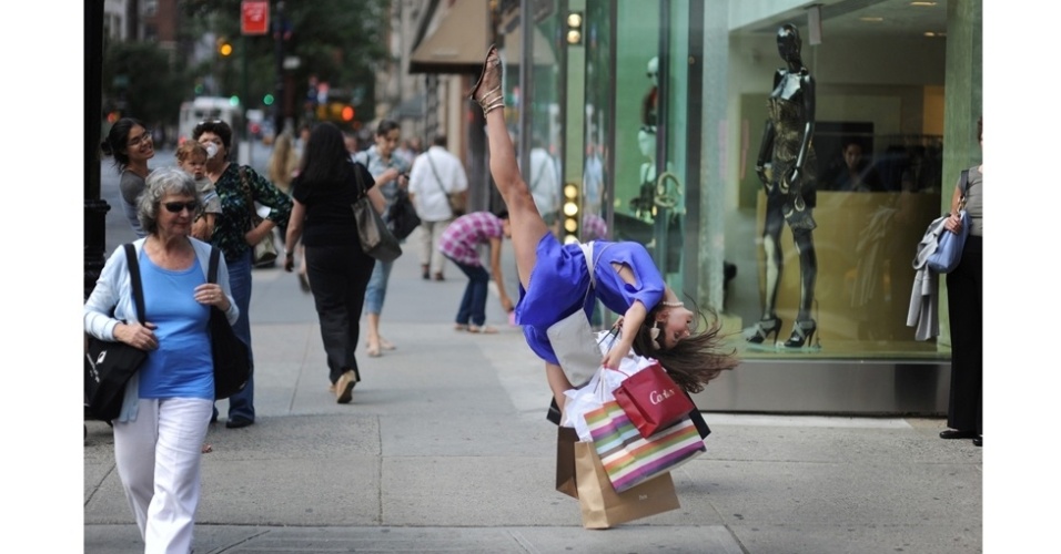 Movimentos de dança comuns nos palcos foram realizados por mais de 200 voluntários em locais públicos e renderam imagens plásticas e inusitadas - Jordan Matter. Do livro "Dancers Among Us: A Celebration of Joy in the Everyday"