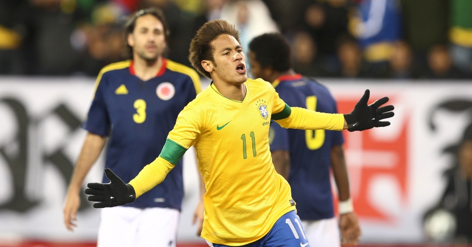 Neymar comemora o gol de empate do Brasil contra a Colômbia, em amistoso nos Estados Unidos