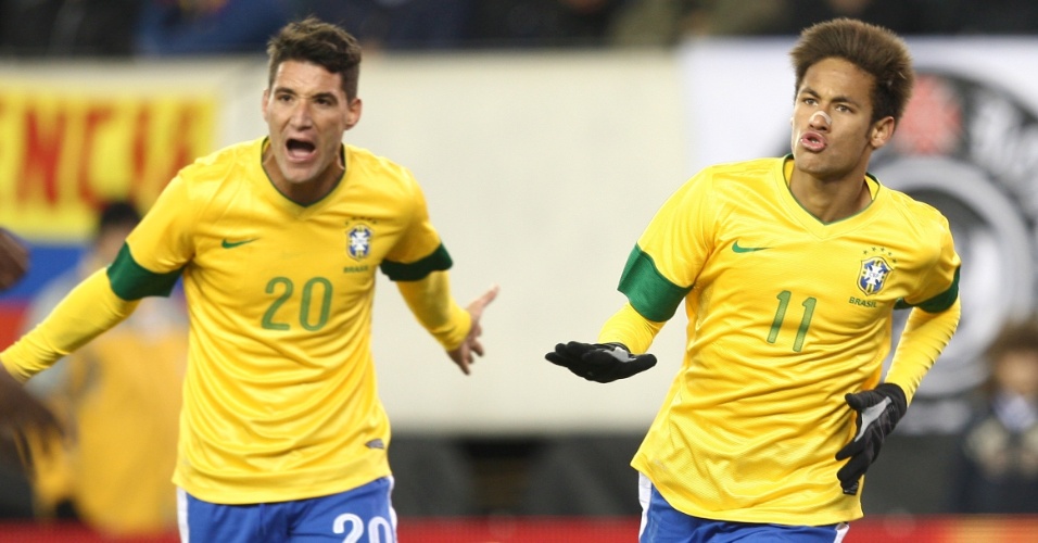 Neymar e Thiago Neves comemoram o gol de empate do Brasil contra a Colômbia, em amistoso nos Estados Unidos