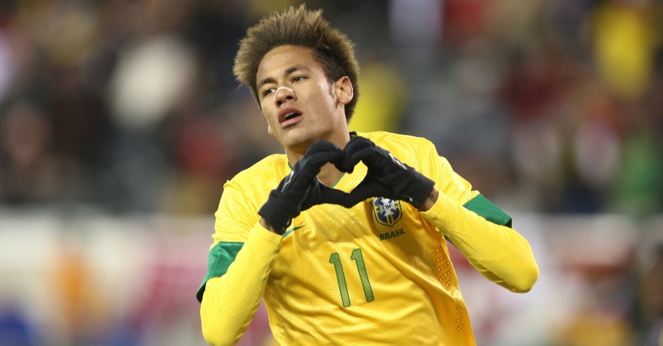 Neymar faz coração com as mãos para comemorar o gol de empate do Brasil contra a Colômbia, nos Estados Unidos