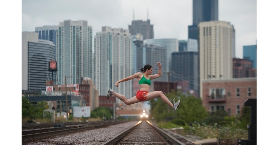 O fotógrafo gosta de registrar o momento exato da ação, uma influência do fotógrafo Cartier Bresson. Neste caso, ele teve pouco tempo para, literalmente, deitar no trilho do trem e registrar o salto da dançarina, enquanto a locomotiva se aproximava - Jordan Matter. Do livro "Dancers Among Us: A Celebration of Joy in the Everyday"