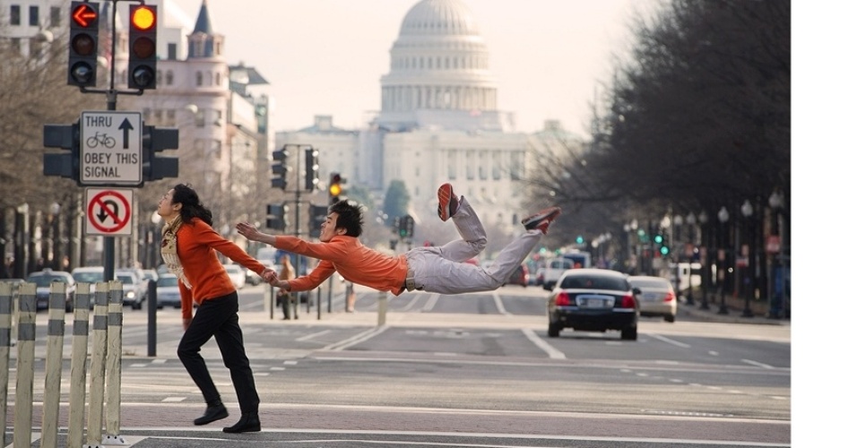 O livro "Dançarinos entre nós" reúne imagens que parecem desafiar a gravidade, registradas em grandes cidades americanas, como esta na capital dos EUA, Washington DC. "Eu achei que seria interessante criar fotografias que celebrassem a vida cotidiana, vendo o mudo como se fosse pelos olhos de uma criança", disse o fotógrafo Jordan Matter à BBC Brasil - Jordan Matter. Do livro "Dancers Among Us: A Celebration of Joy in the Everyday"