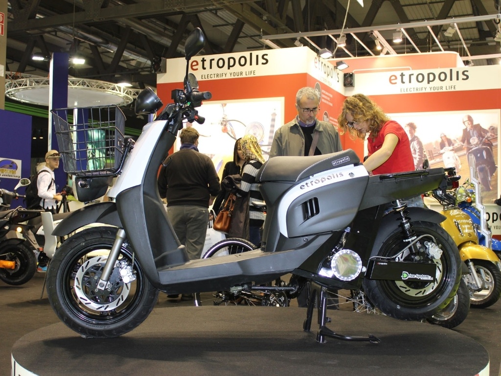 O scooter Etropolis é ideal para o deslocamento urbano e pequenas compras - Aldo Tizzani/Infomoto