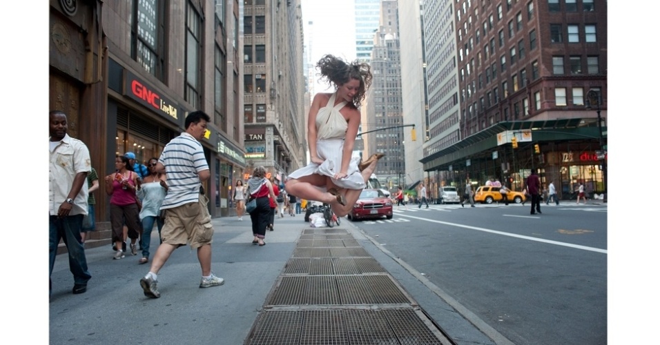Os dançarinos se voluntariaram a participar nas redes sociais e cada clique foi pensado conjuntamente entre fotógrafo e fotografado, enquanto passeavam pela cidade. Esta faz uma referência a cena clássica do filme "O pecado mora ao lado", com Marilyn Monroe - Jordan Matter. Do livro "Dancers Among Us: A Celebration of Joy in the Everyday"