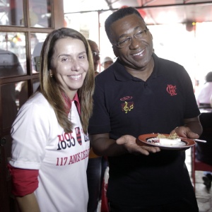 15.nov.2012 Patrícia Amorim divide bolo com convidados na festa de 117 anos do Flamengo - undefined