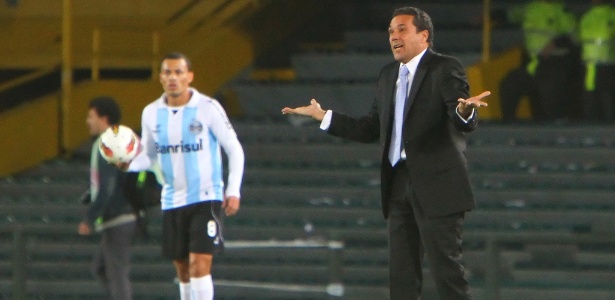 Vanderlei Luxemburgo orienta os jogadores do Grêmio na partida contra o Millonarios - Lucas Uebel/Divulgação Grêmio