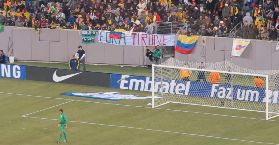 Torcedores do Palmeiras protestam durante o jogo entre Brasil e Colômbia, nos EUA, e pedem a saída do presidente Arnaldo Tirone