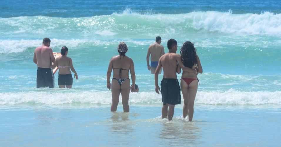 16.nov.2012 - Banhistas aproveitam dia de sol na praia do Forte, em Cabo Frio, na região dos Lagos, Rio de Janeiro, nesta sexta-feira (16)