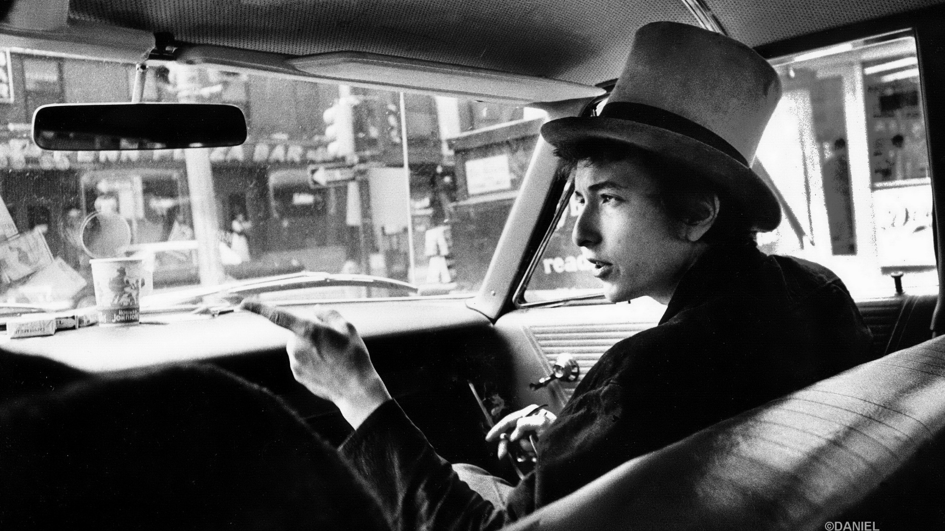 A exposição "Photographs of Bob Dylan" reúne fotos feitas por Daniel Kramer durante turnê do bardo, entre 1964 e 1965. Kramer registra a metamorfose do artista de trovador folk a ícone do rock 'n' roll - Daniel Kramer