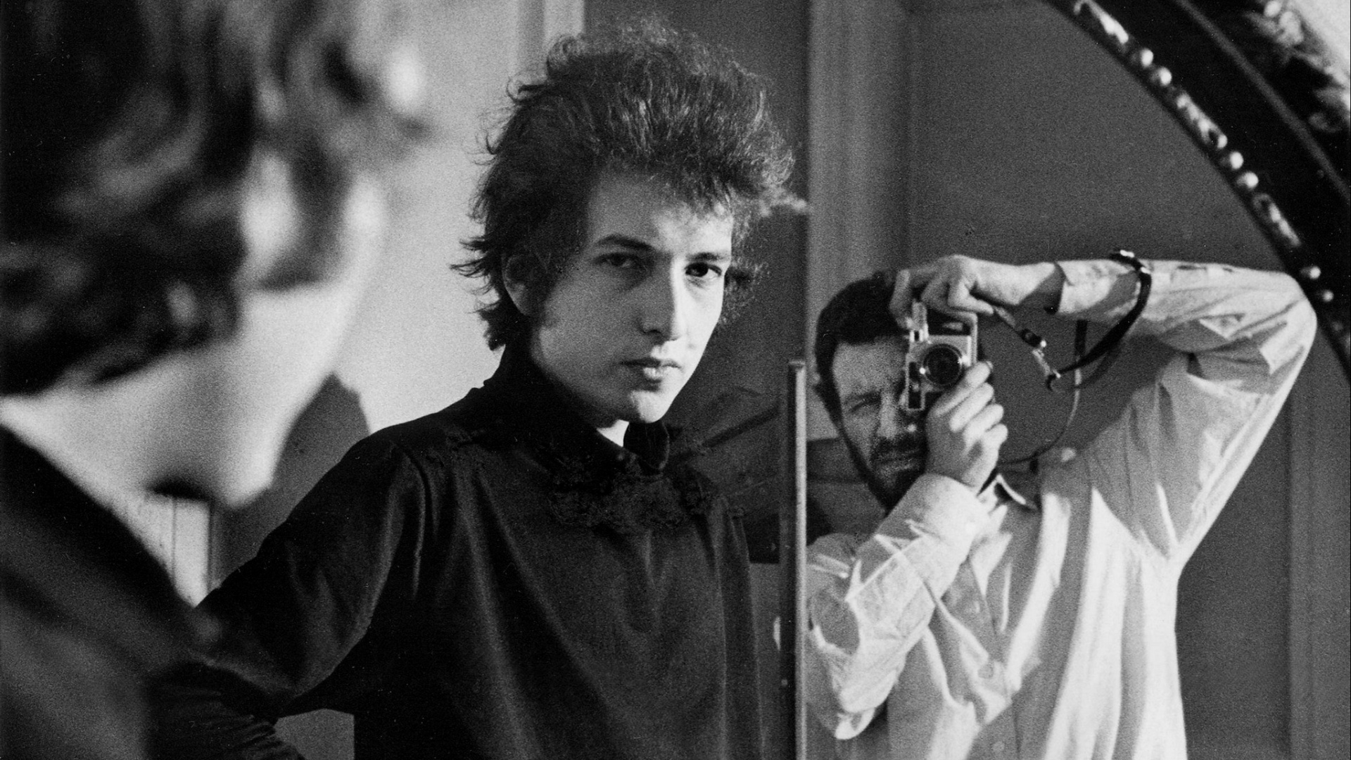 A exposição "Photographs of Bob Dylan" reúne fotos feitas por Daniel Kramer durante turnê do bardo, entre 1964 e 1965. Kramer registra a metamorfose do artista de trovador folk a ícone do rock 'n' roll - Daniel Kramer