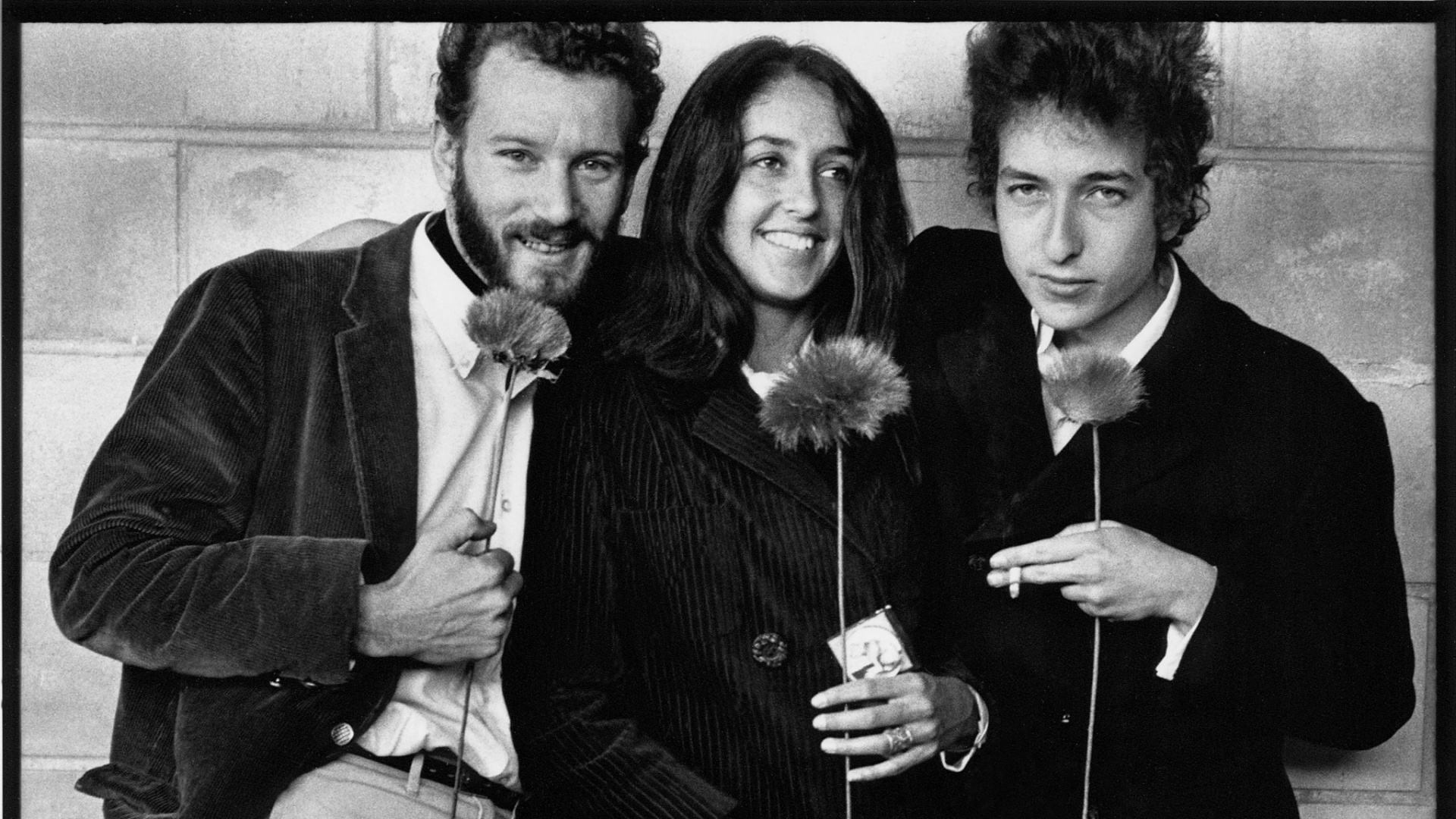 A exposição "Photographs of Bob Dylan" reúne fotos feitas por Daniel Kramer durante turnê do bardo, entre 1964 e 1965. Kramer registra a metamorfose do artista de trovador folk a ícone do rock 'n' roll - Daniel Kramer