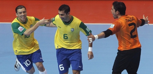 Gabriel (6) fez dois gols e ainda deu o chute que saiu o terceiro gol - Chaiwat Subprasom/REUTERS