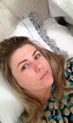Iris Stefanelli publica foto deitada na cama (16/11/2012)